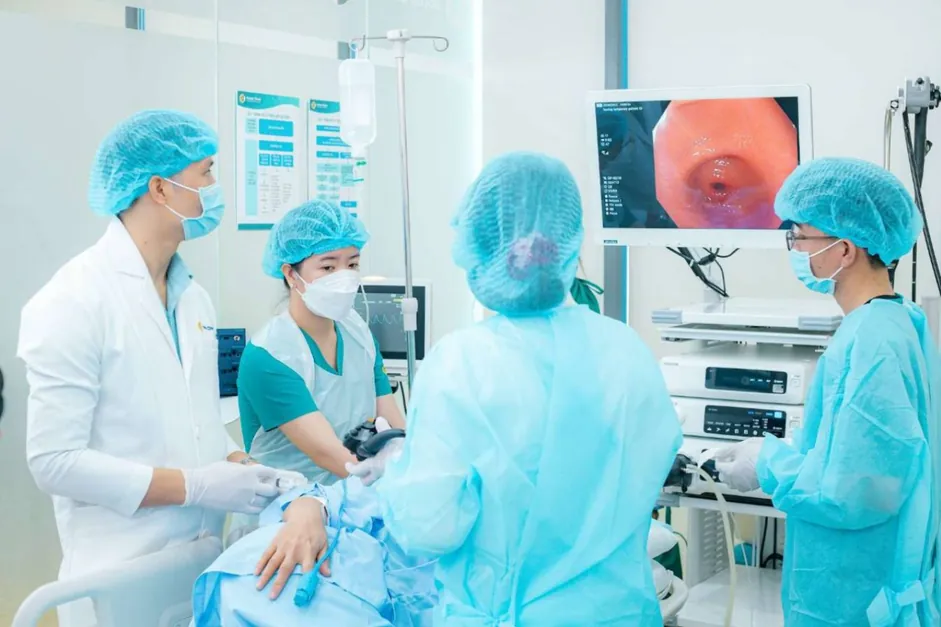 Ê-kíp bác sĩ Doctor Check trong phòng nội soi